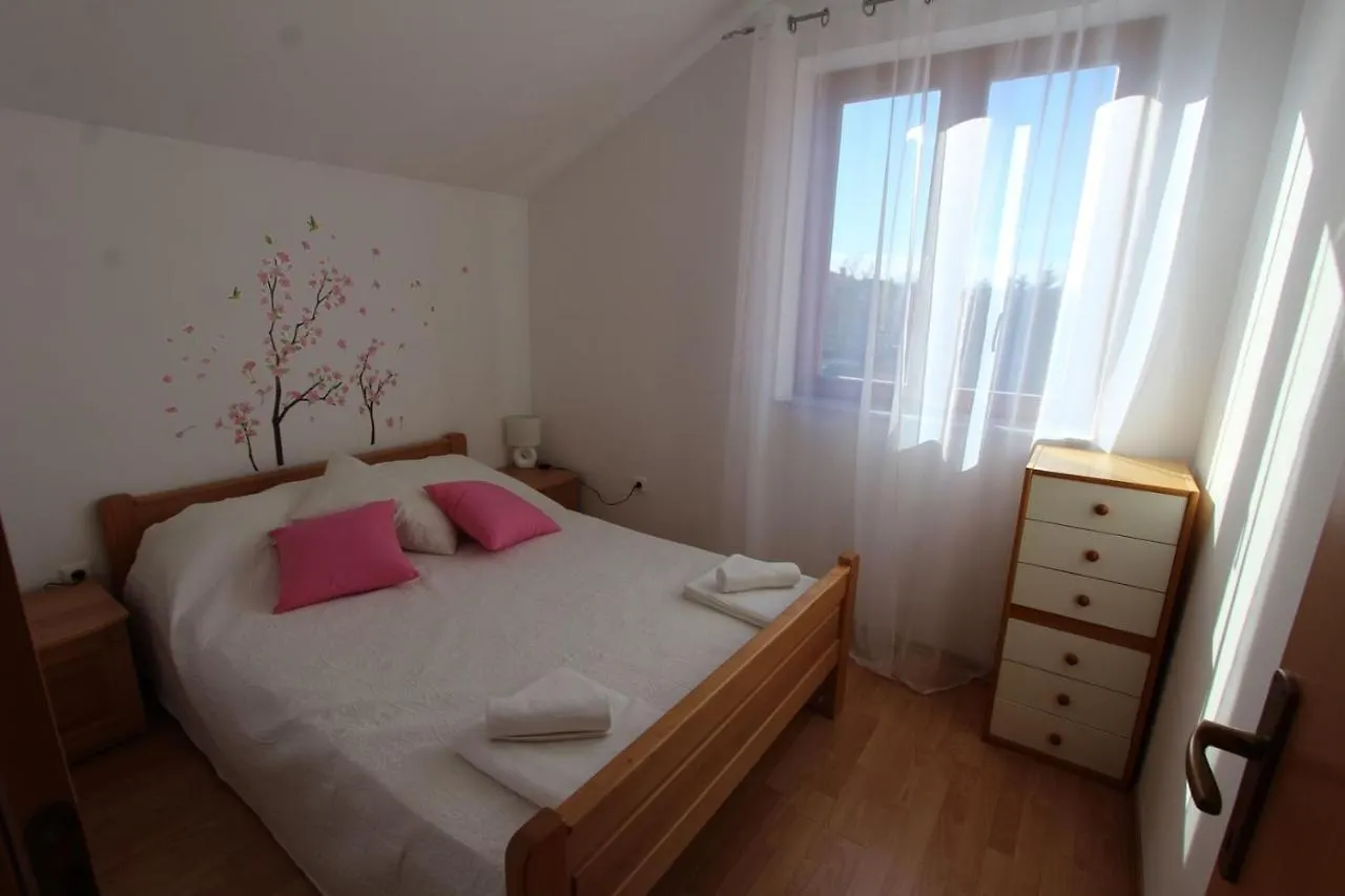 Guest house Apartments Valdina Malinska